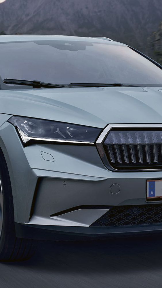 Ein Škoda Enyaq iV in voller Fahrt
